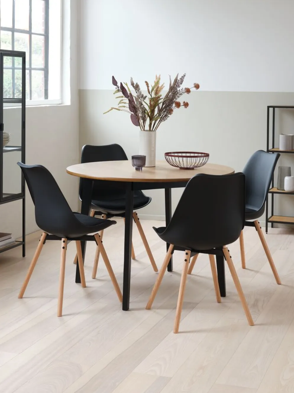 JEGIND + KASTRUPMesa JEGIND Ø105 roble natural + 4 sillas KASTRUP negro