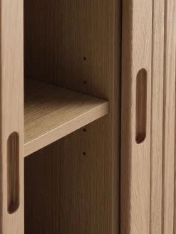 LYNGVIGAparador LYNGVIG 120cm 2 puertas persiana roble natural