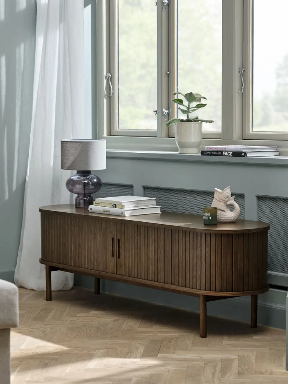 LYNGVIGMueble TV LYNGVIG 160cm 2 puertas persiana roble oscuro