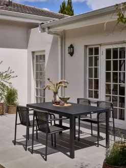 MADERUP + KRISTIANSTADMesa MADERUP L150 negro + 4 sillas KRISTIANSTAD verde