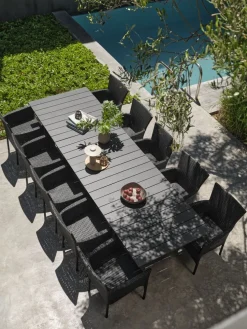 MOSS + AIDTMesa MOSS L214/315 gris + 4 sillas AIDT negro