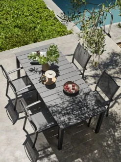 MOSS + STRANDBYMesa MOSS L214/315 + 4 sillas STRANDBY gris