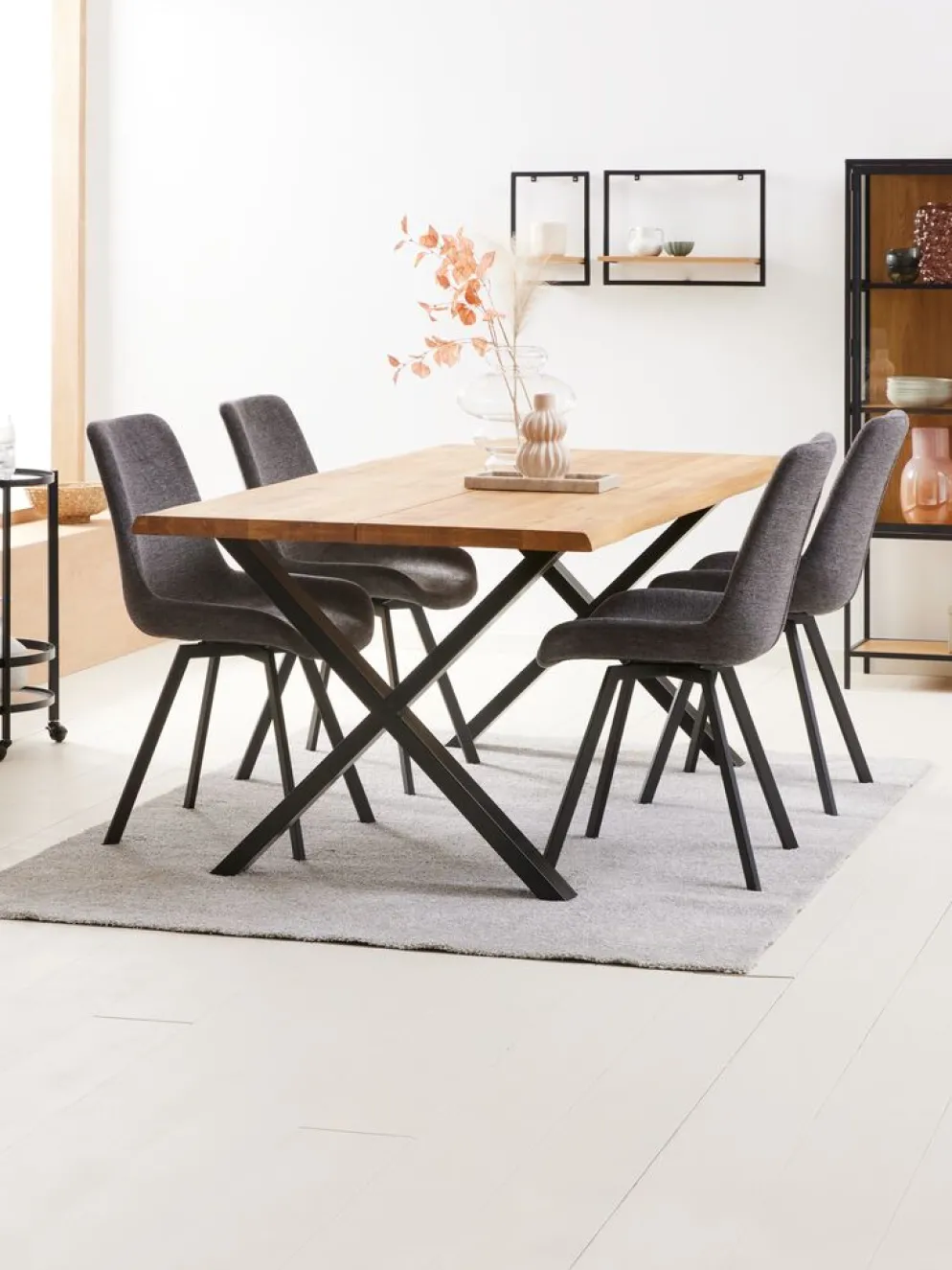 ROSLEV + HYGUMMesa ROSLEV L200 roble natural + 4 sillas HYGUM gris