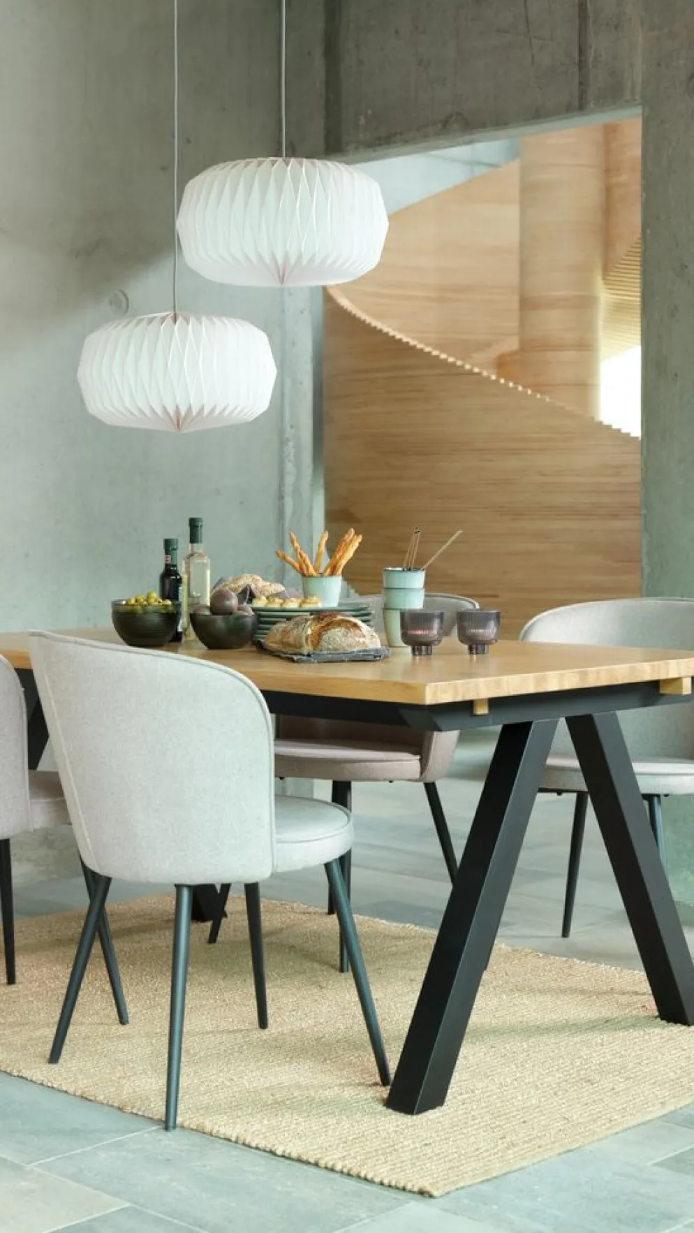 SANDBY + RISSKOVMesa SANDBY L160 roble natural + 4 sillas RISSKOV gris claro