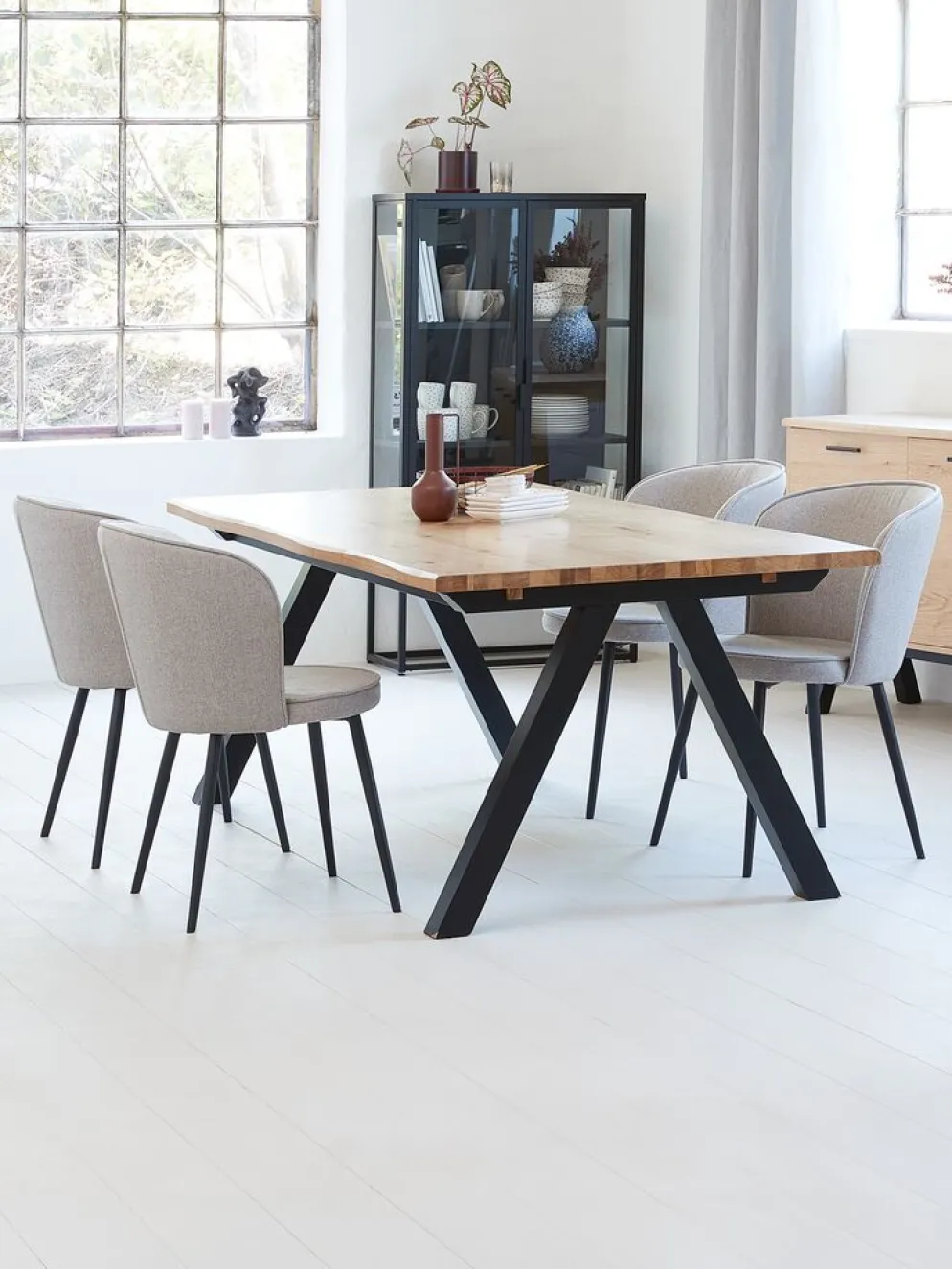 SANDBY + RISSKOVMesa SANDBY L210 roble natural + 4 sillas RISSKOV gris claro
