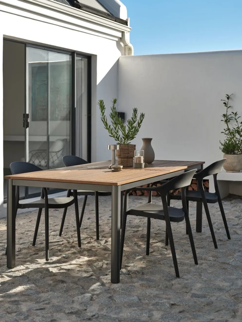 ULBJERG + NANNESTADMesa ULBJERG L214/297 madera dura + 4 sillas NANNESTAD