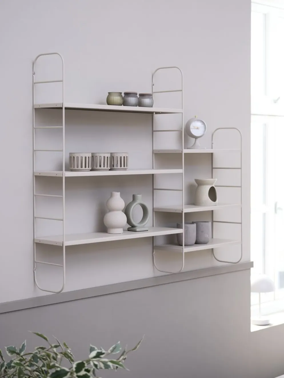 VANDRUPEstante de pared VANDRUP 6 estantes regulables beis